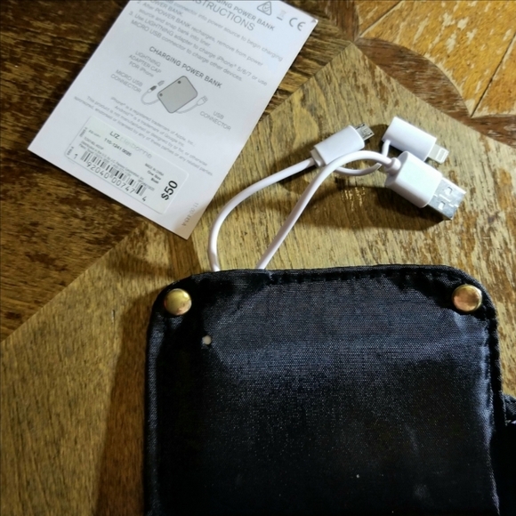 💙 LIZ CLAIBORNE SAFFIANO PHONE CHARGING WRISTLET WITH RFID THEFT PROTECTION - Picture 4 of 5